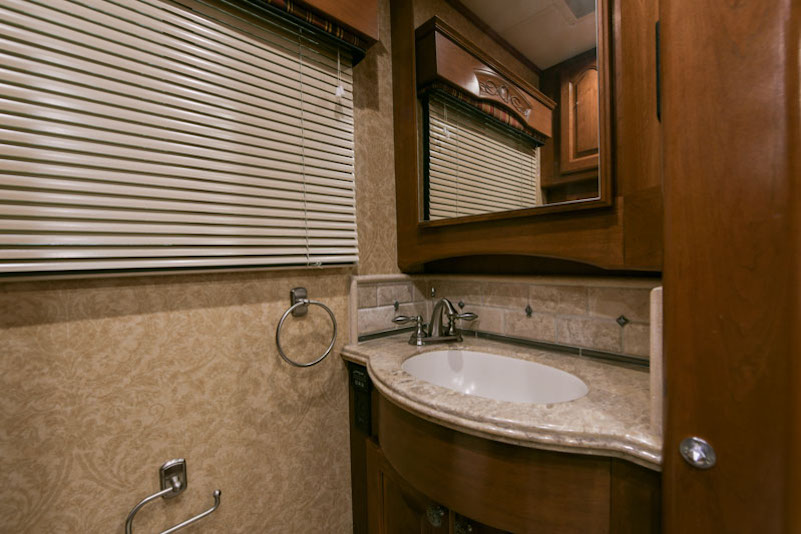 2008 Country Coach Magna For Sale