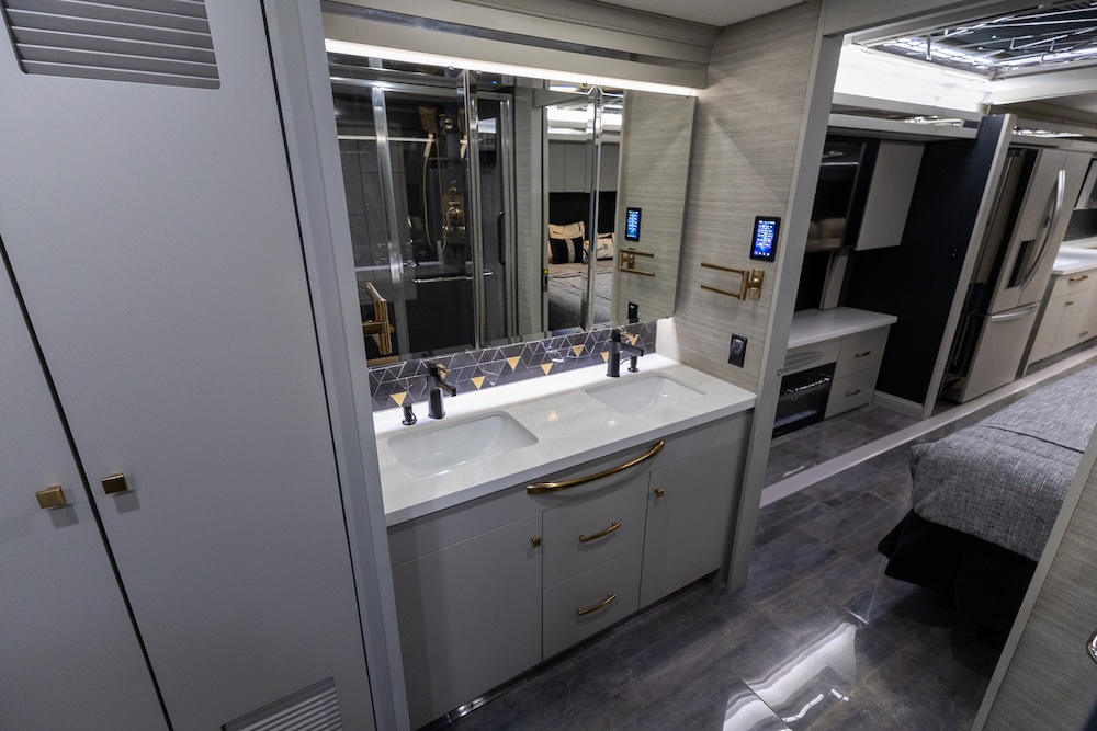 2025 Tiffin Zephyr For Sale